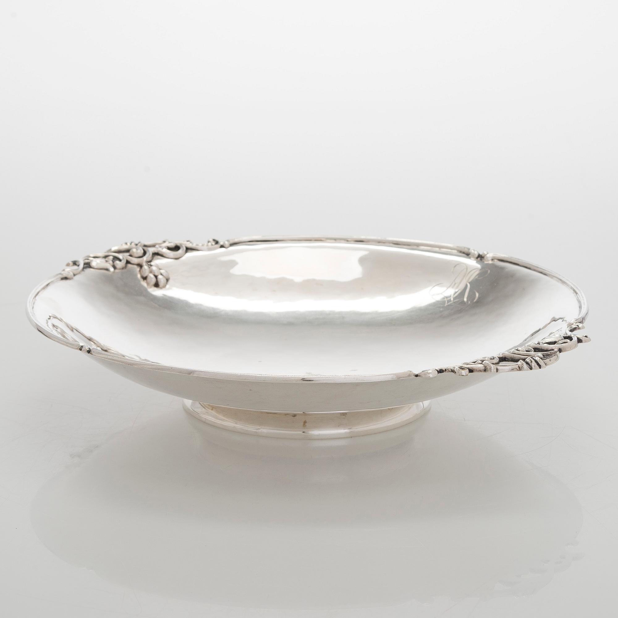 A silver dish, Auran Kultaseppä 1938.