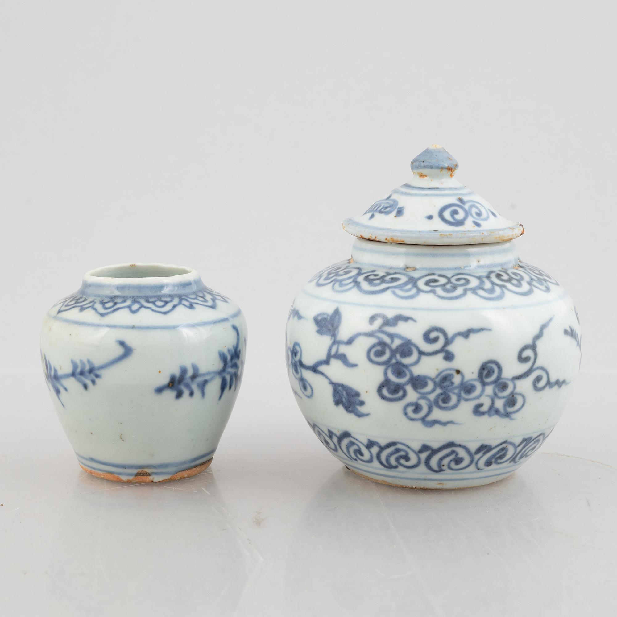 Krukor, två stycken, porslin, Mingdynastin (1368-1644).