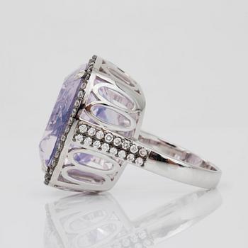 RING med lila s.k "lavendelkvarts" ca 23.50 ct samt briljantslipade diamanter totalt ca 1.00 ct.