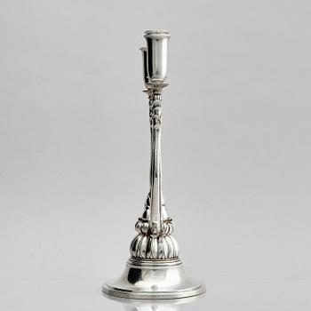 Georg Jensen, trearmad kandelaber, sterling silver, design Harald Nielsen, modell nr 595, Köpenhamn 1925-1932.