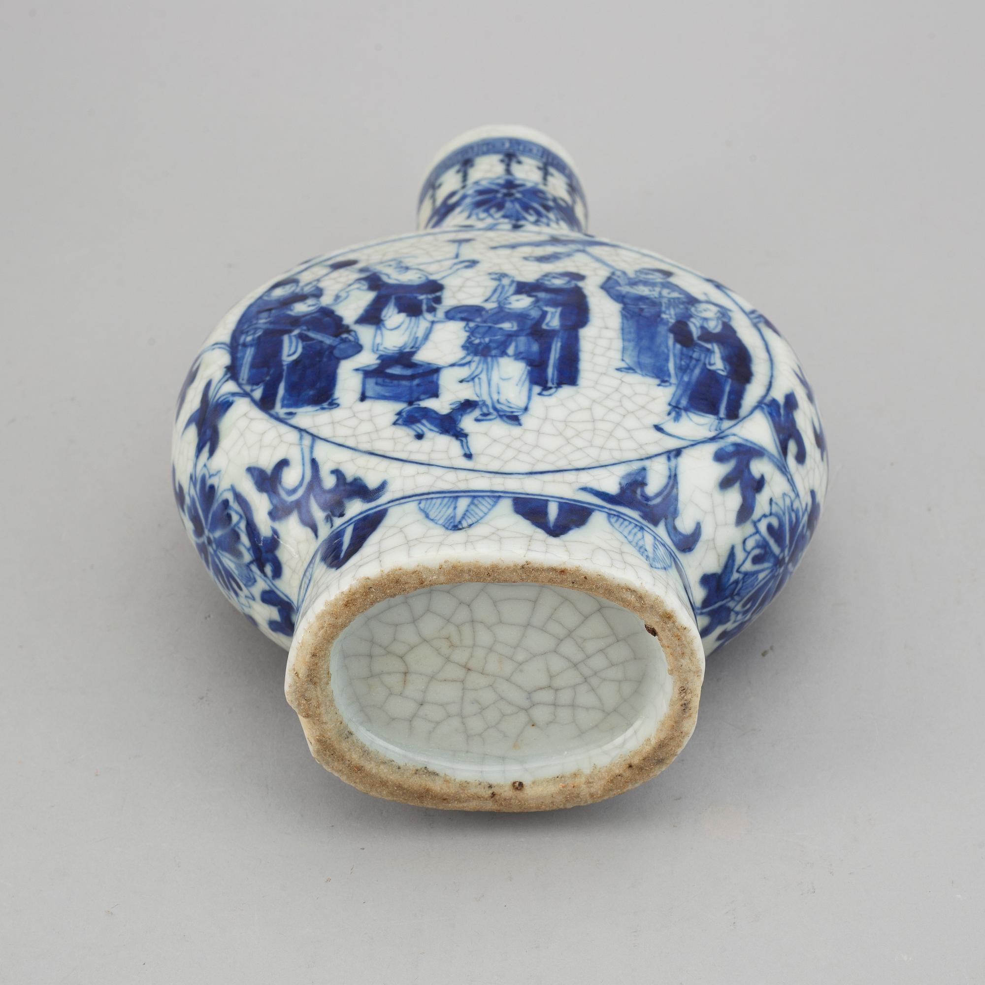 A moonflask vase, late Qing/early 20th Century.