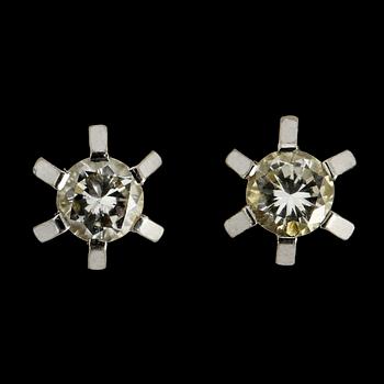 ÖRHÄNGEN, ett par, 18k vitguld med briljantslipade diamanter, ca 0.25 ct vardera. Vikt 2 g.