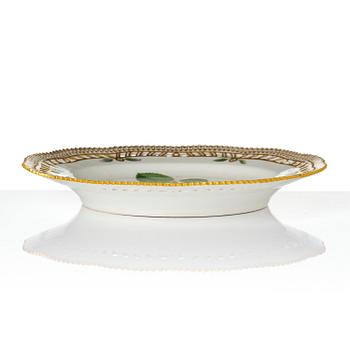 Gallerkorg med fat, porslin. 'Flora Danica', Royal Copenhagen, Denmark, 1900-tal.