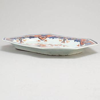 An imari export porcelain serving dish, Qing dynasty, Qianlong (1736-95).