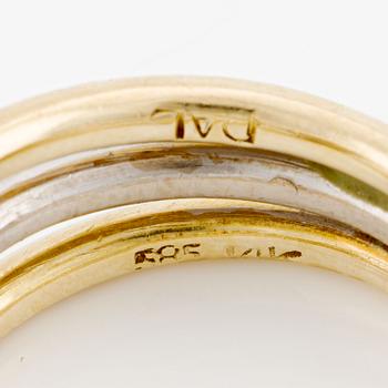 Ring in 14K gold with round brilliant-cut diamonds.