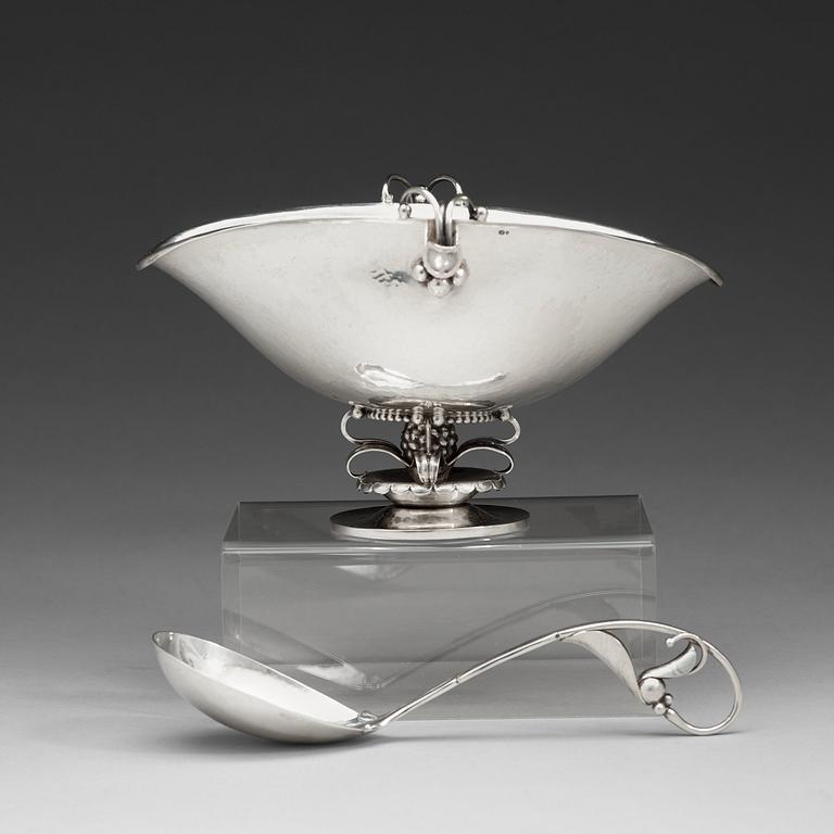 Georg Jensen, såsskål med sked, Köpenhamn 1915-21, 830/1000 silver. Design nr 233 och 141,