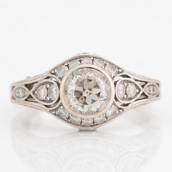 Ring in white gold set with an old-cut diamond and brilliant-cut diamonds.