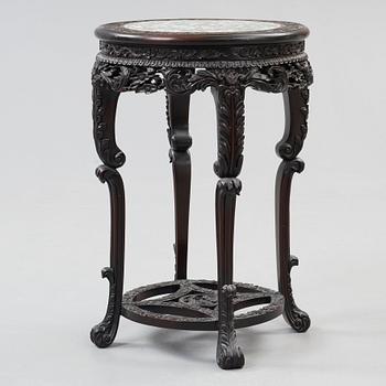 A hardwood and porcelain plaquette in famille verte  table, Qing dynasty 19th century.