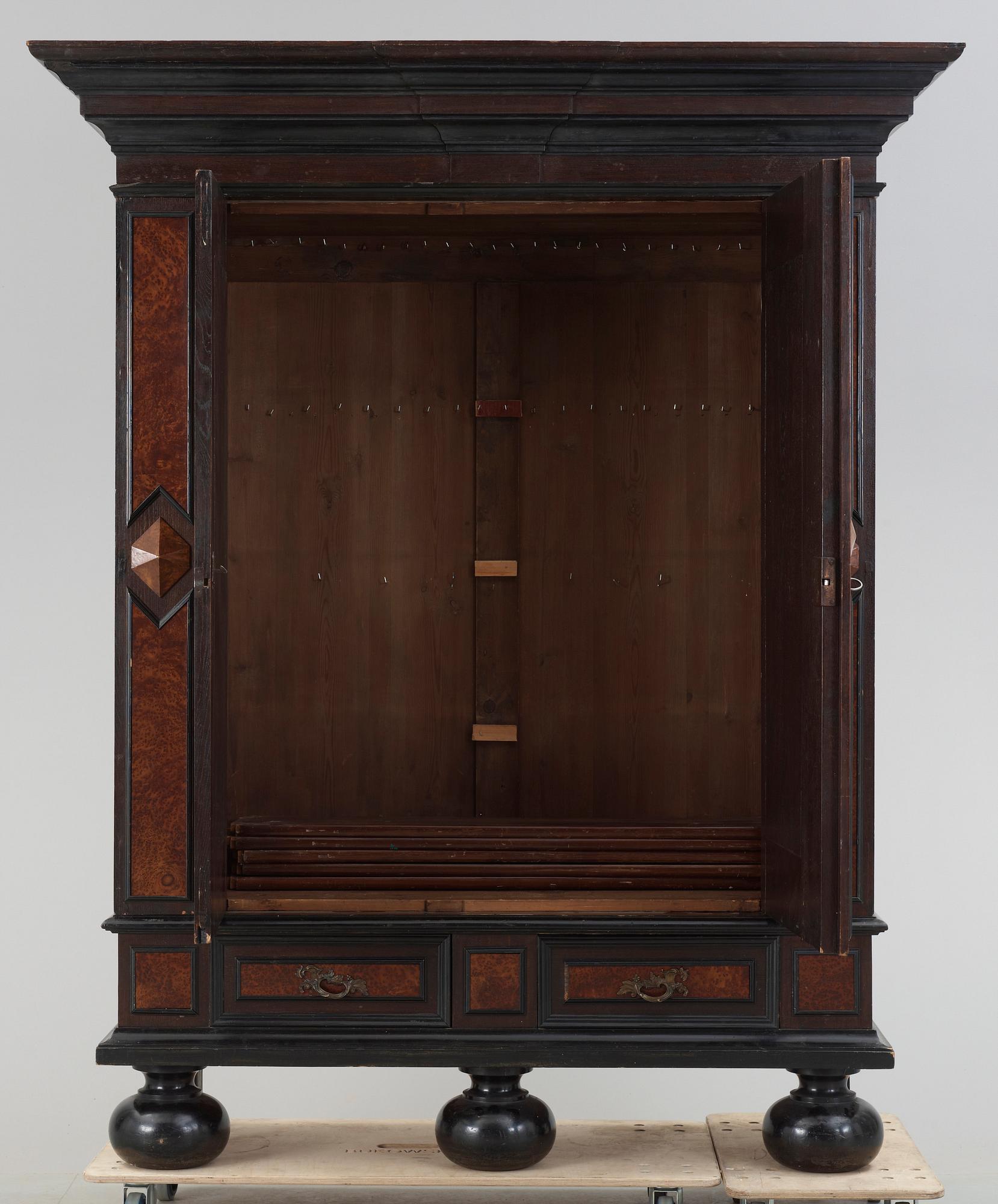 SKÅP, barockstil, med äldre delar, 1800-tal.