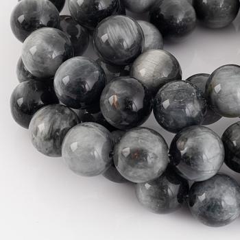 Ole Lynggaard, clasp 18K gold with brilliant cut diamonds, grey stone bead necklace.