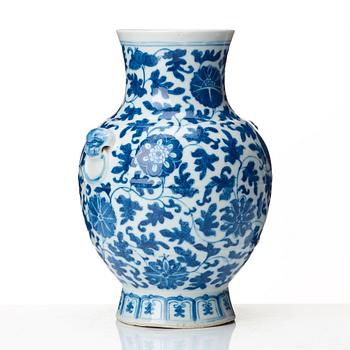 A blue and white vase, Qing dynasty, 19th Century.