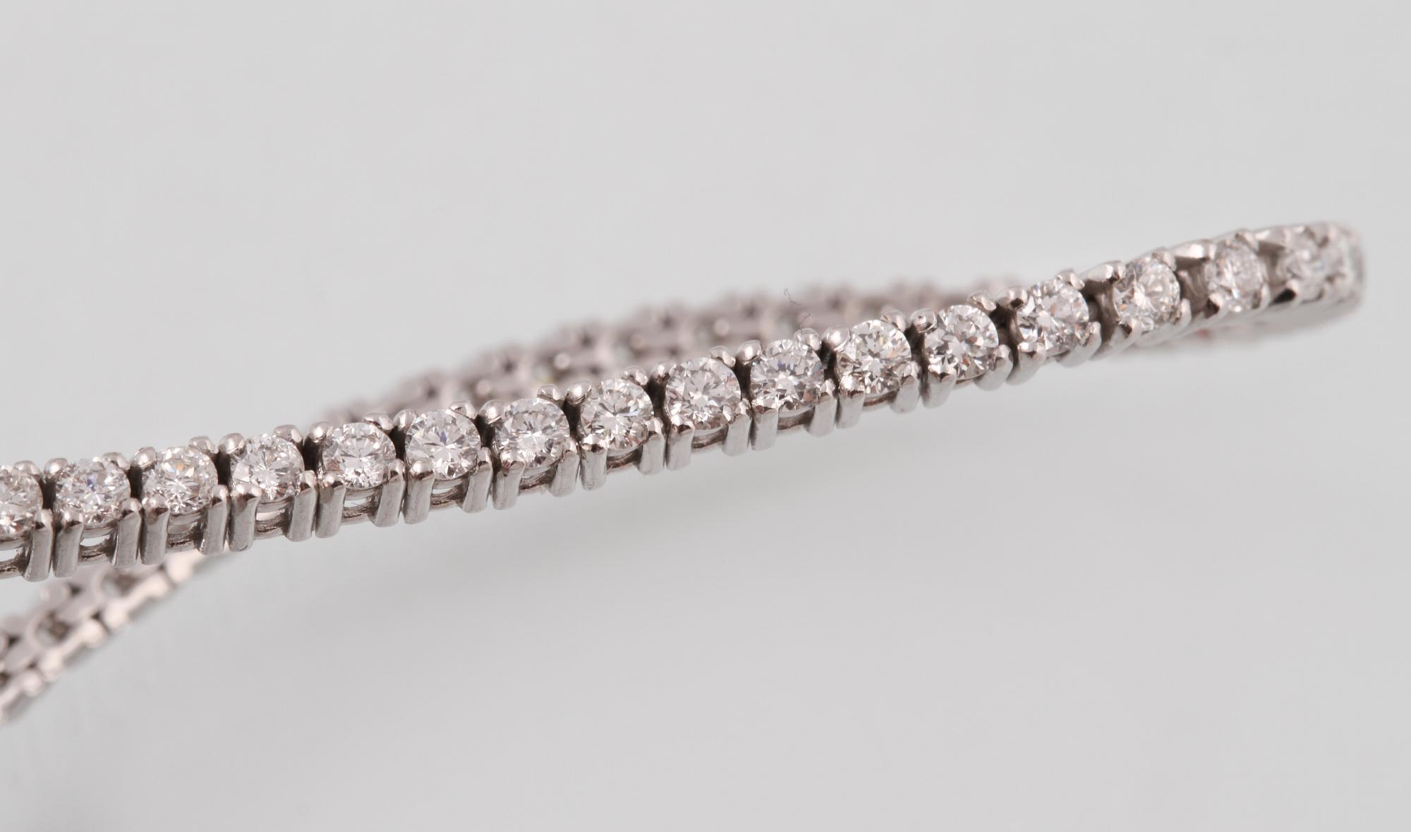 ARMBAND, 18K vitguld med briljantslipade diamanter, ca 2.22 ct, Milano, Italien. Vikt 8,1 gram.