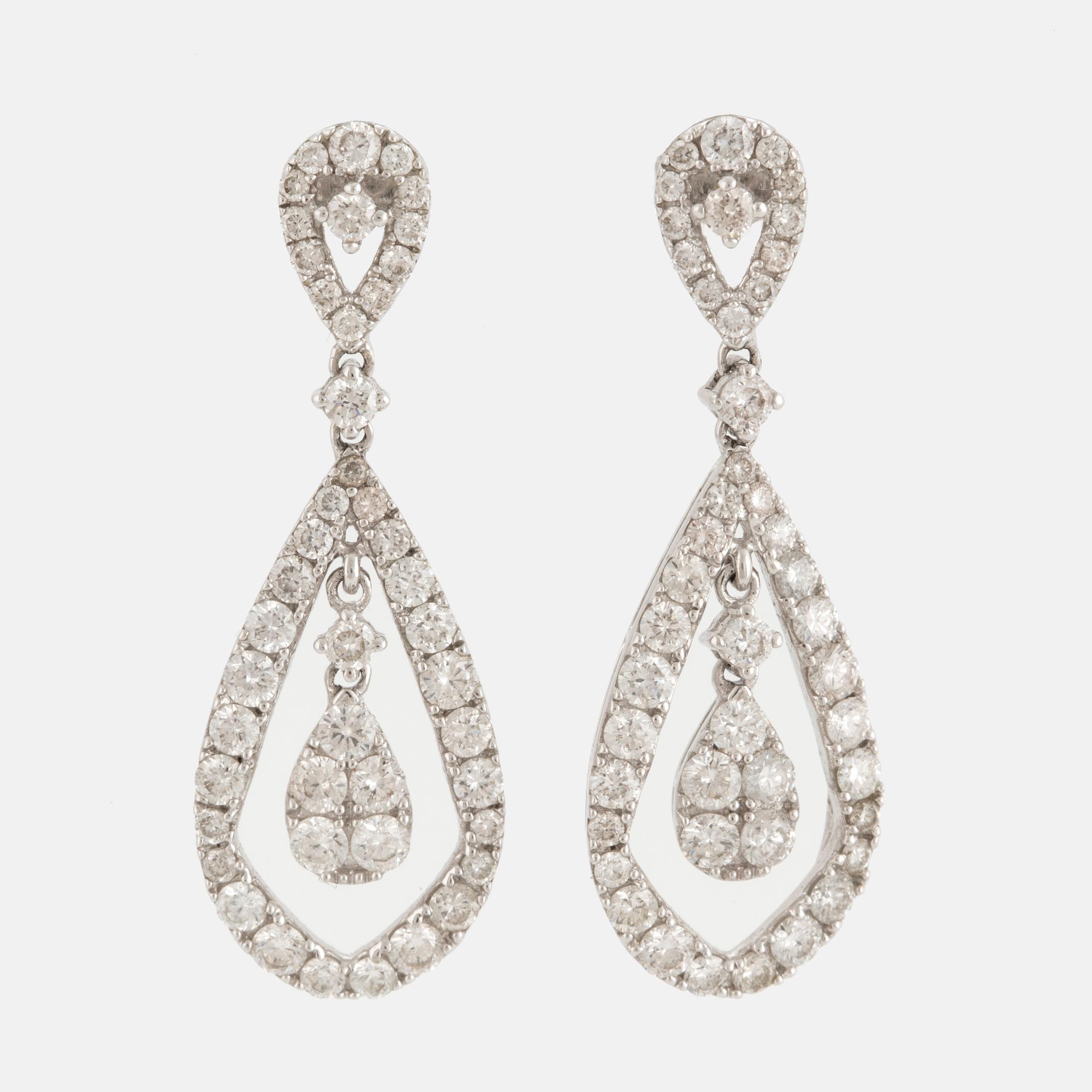 ÖRHÄNGEN, med 90 briljantslipade diamanter, 2.00 ct.