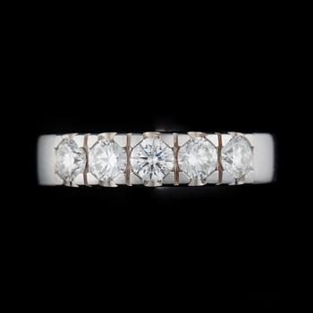 RING, 18K vitguld, 5 briljantslipade diamanter tot. 0,88 ct. Vikt 5,1 g.