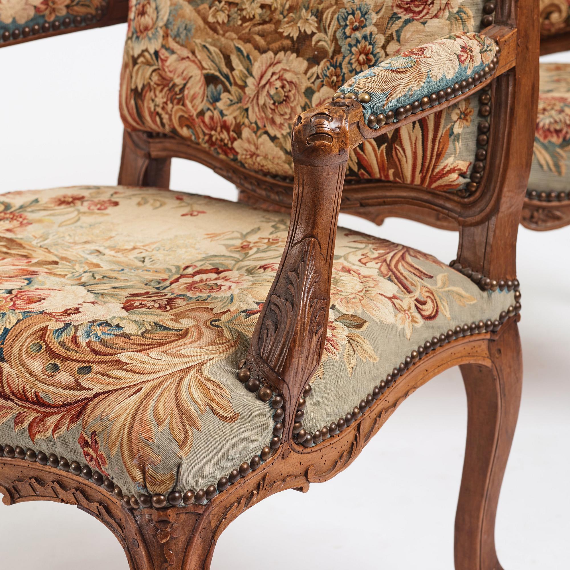Karmstolar, sex stycken, Frankrike 1700-talets mitt, Louis XV. (Soffa 1800-tal medföljer).