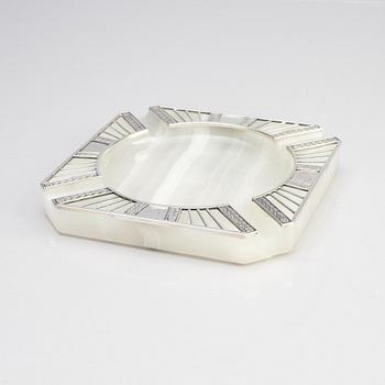 A silver and agate ashtray, W.A. Bolin, Stockholm 1917.