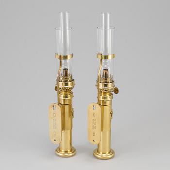 A pair of brass kerosene lamps, GV Harnisch Eftr, Copenhagen, 20th century.