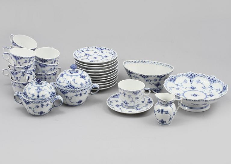 KAFFESERVIS, 17 delar, porslin, "Musselmalet", Royal Copenhagen, 1900-talets andra hälft.