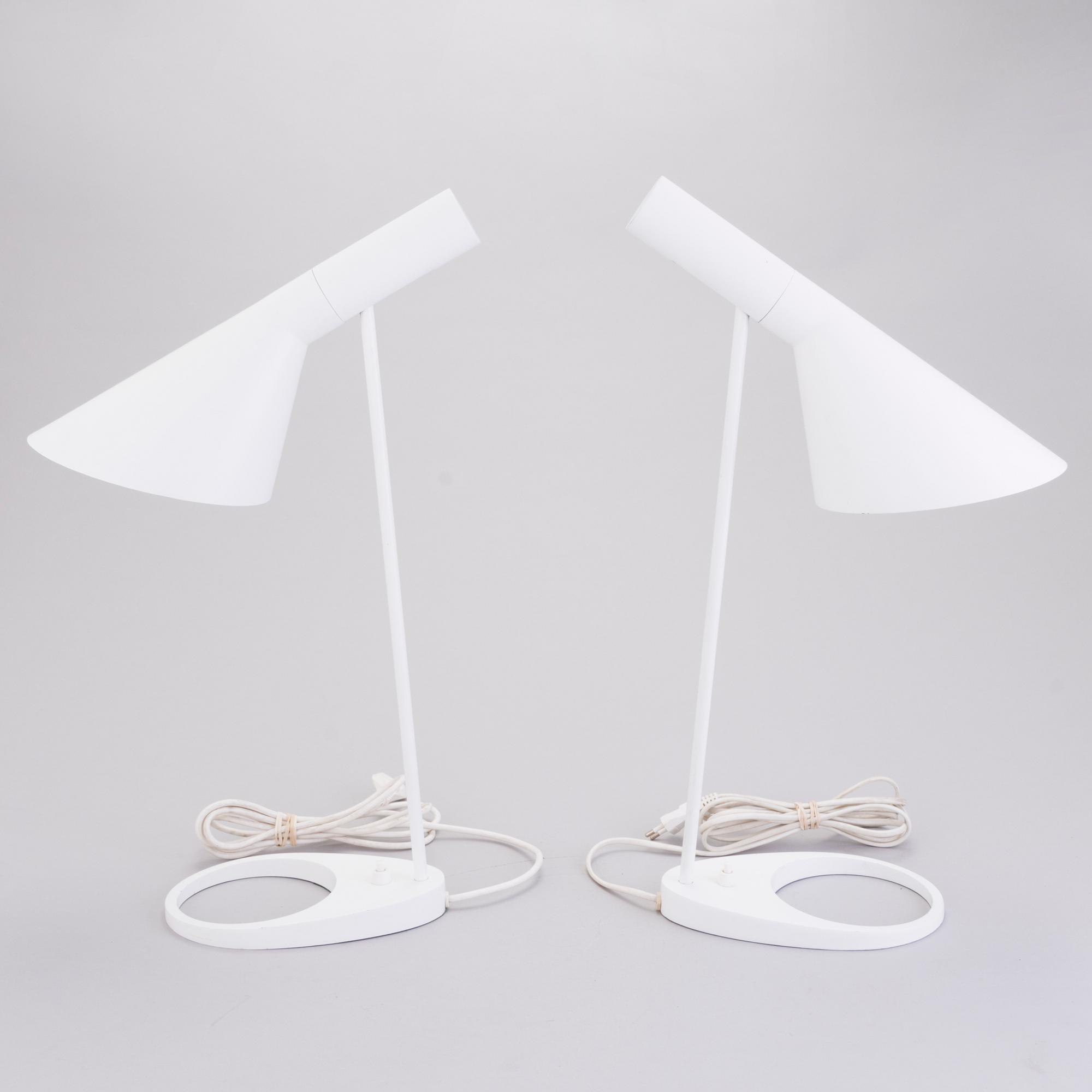 ARNE JACOBSEN, PÖYTÄVALAISINPARI, "AJ", Louis Poulsen, Tanska.