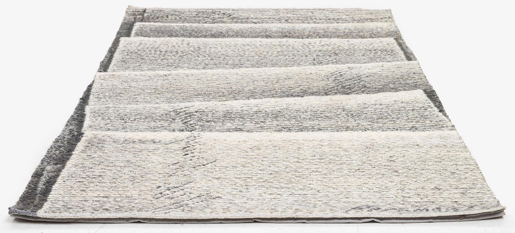 Helena Hernmarck, vävd tapet, "Folded paper 3", slätväv, ca 171 x 103 cm signerad Hernmarck.