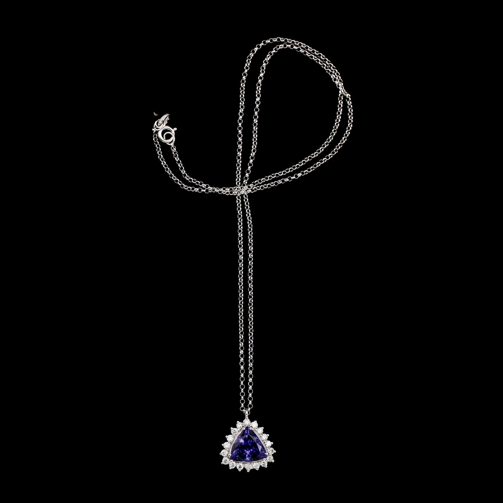 HÄNGE MED KEDJA, 18 k vitguld, tanzanit 2.06 ct, diamanter tot 0.41 ct.