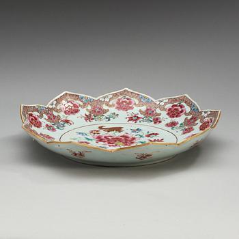 A famille rose charger, Qing dynasty, Qianlong (1736-95).