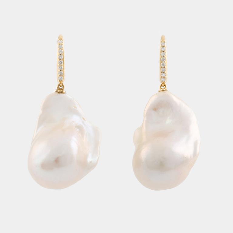 Örhängen med odlade barocka sötvattenspärlor och briljantslipade diamanter.