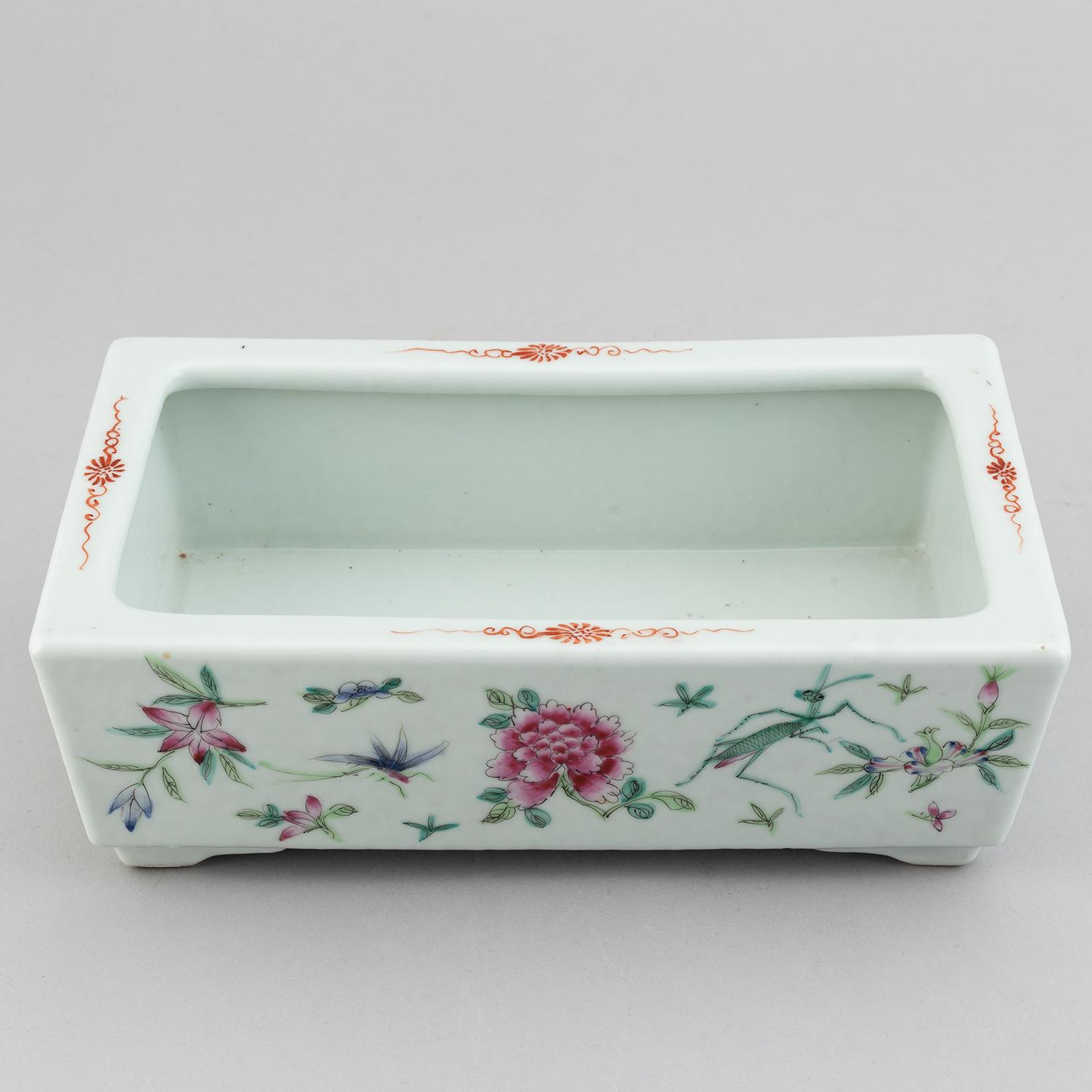 A famille rose basin, late Qing dynasty.