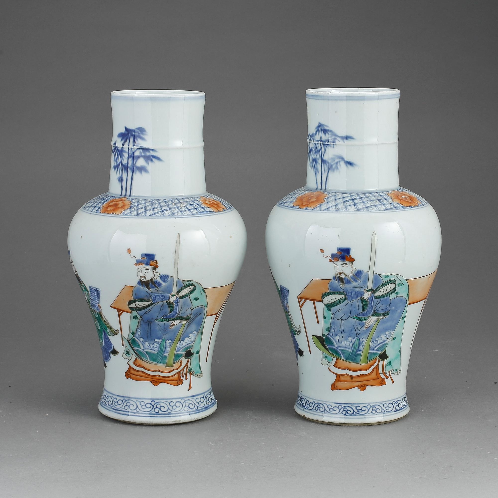 VASER, ett par, porslin, Kina. 1900-tal.