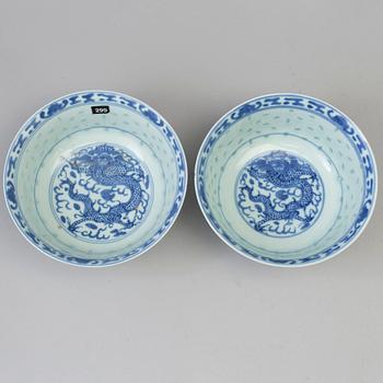 A pair of Chinese blue and white porcelain bowls, early 20th century.