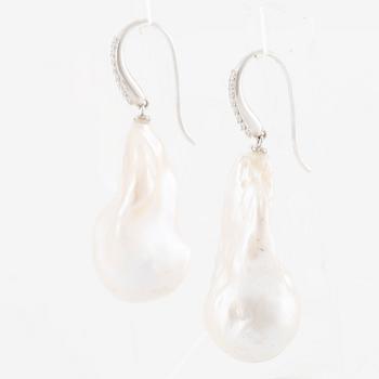 Örhängen 18K vitguld med odlade barocka sötvattenspärlor och briljantslipade diamanter.