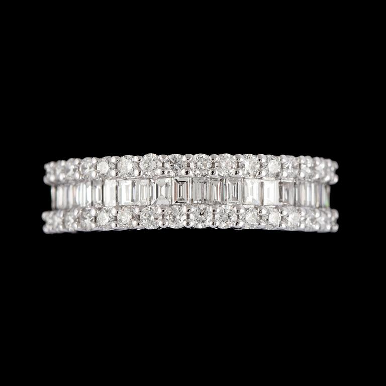 RING, 18k vitguld med briljant och baguettslipade diamanter, 1.09 ct. Vikt 5,2 g.