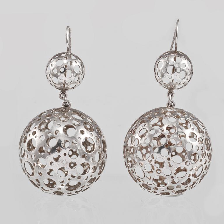 ÖRHÄNGEN, sterlingsilver, Liisa Vitali, N.Westerback, Helsingfors, 1973. Vikt 20,1 gram.