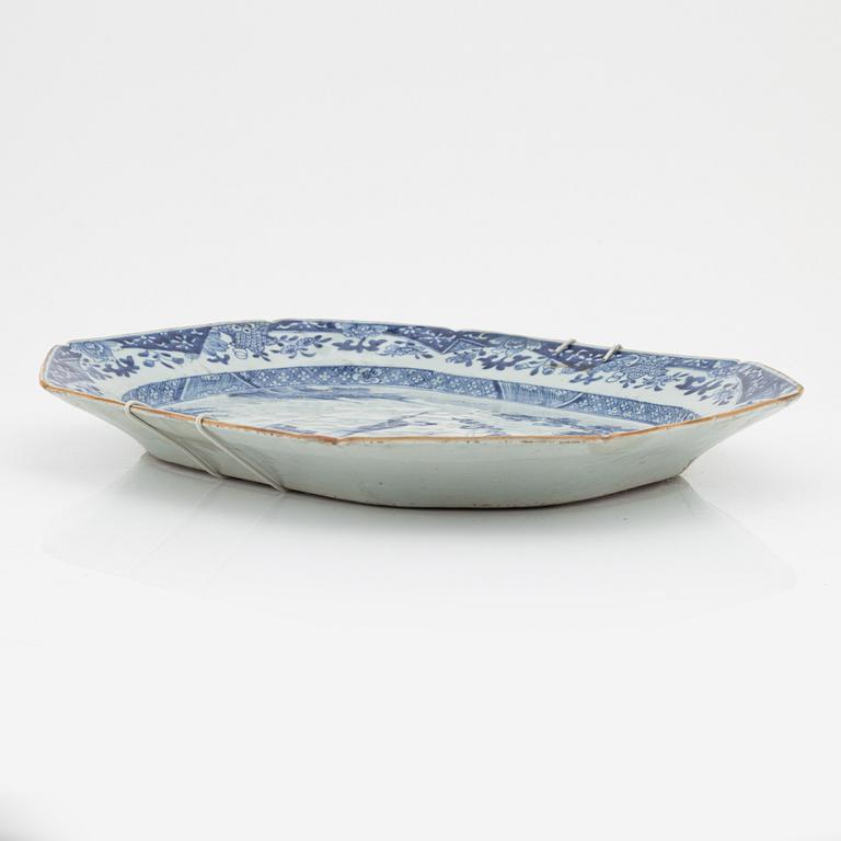 A blue and white serving dish, Qing dynasty, Qianlong (1736-95).