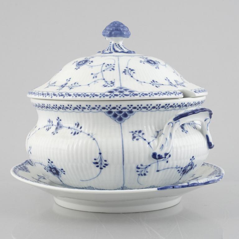 A 'Blue Fluted Half Lace' porcelain tureen with cover and stand / dish, Royal Copenhagen, model 601 and 666, 1898-1923.