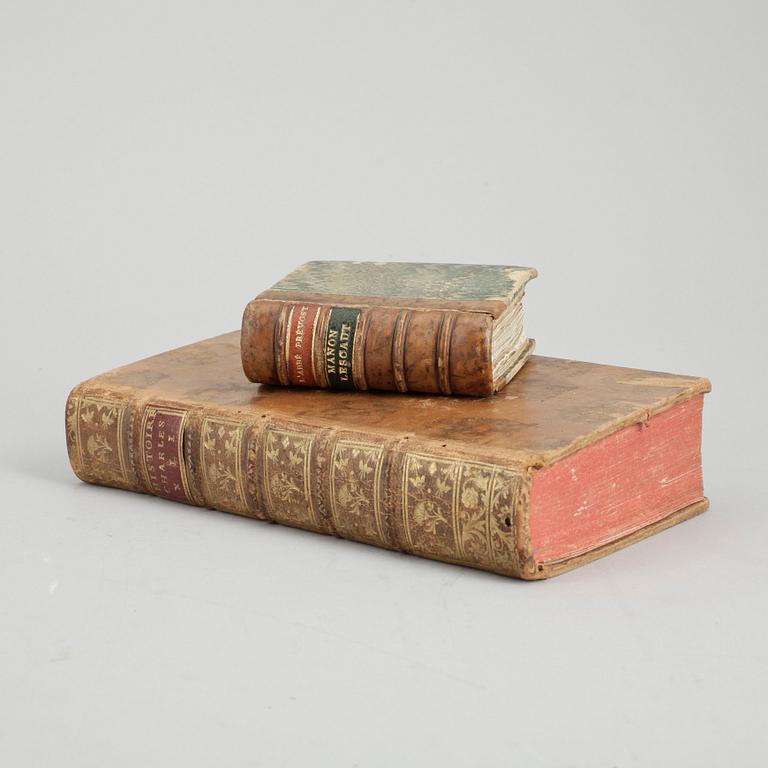 BÖCKER, 2st "Manon Lescaut", Abbé Prévost, 1839 samt "Histoire de Charles XII", Voltaire, 1760.