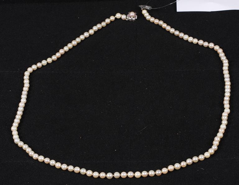 PÄRLCOLLIER, lås av vitguld 18K, 1900-tal.