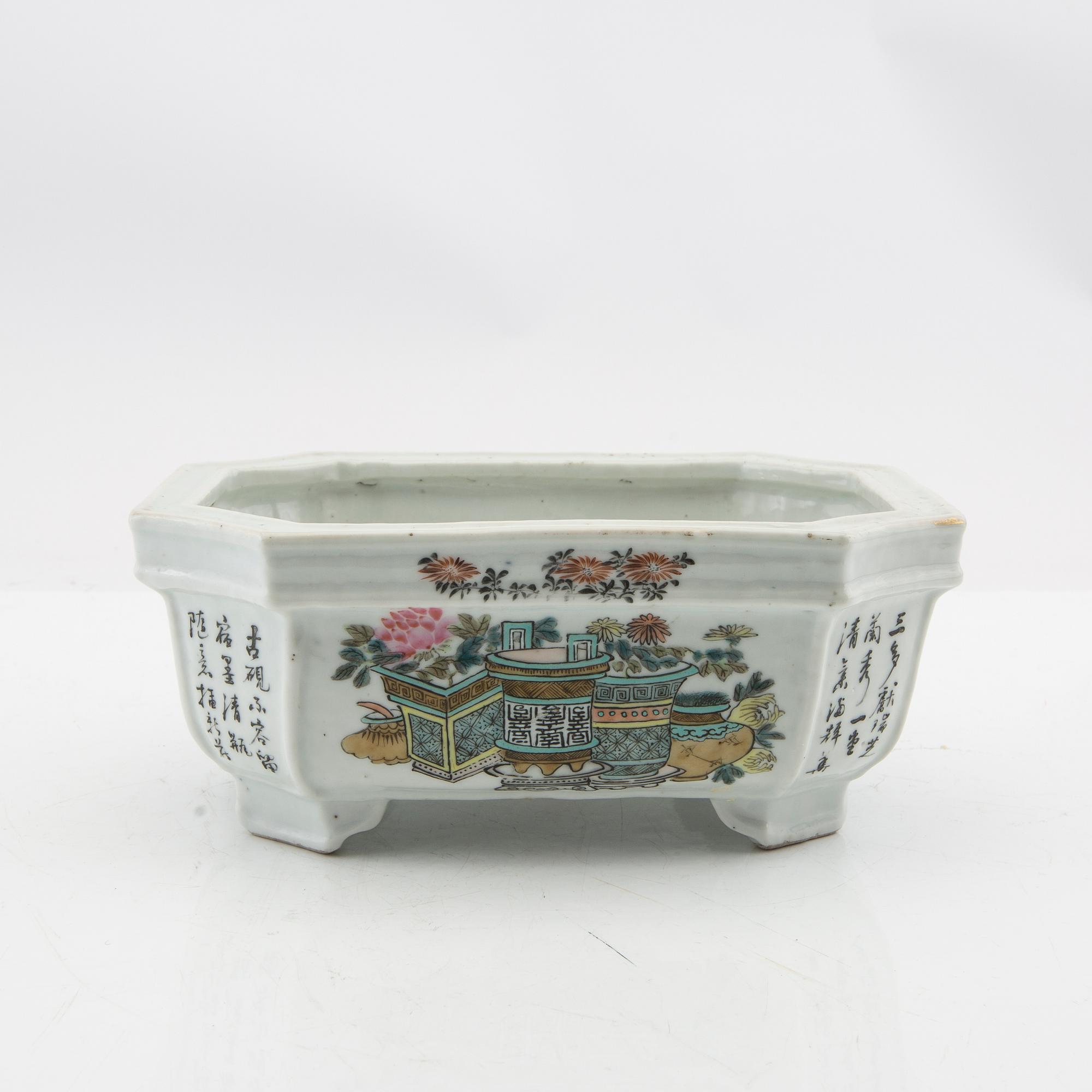 Exterior bowl/dish China 20th century porcelain.