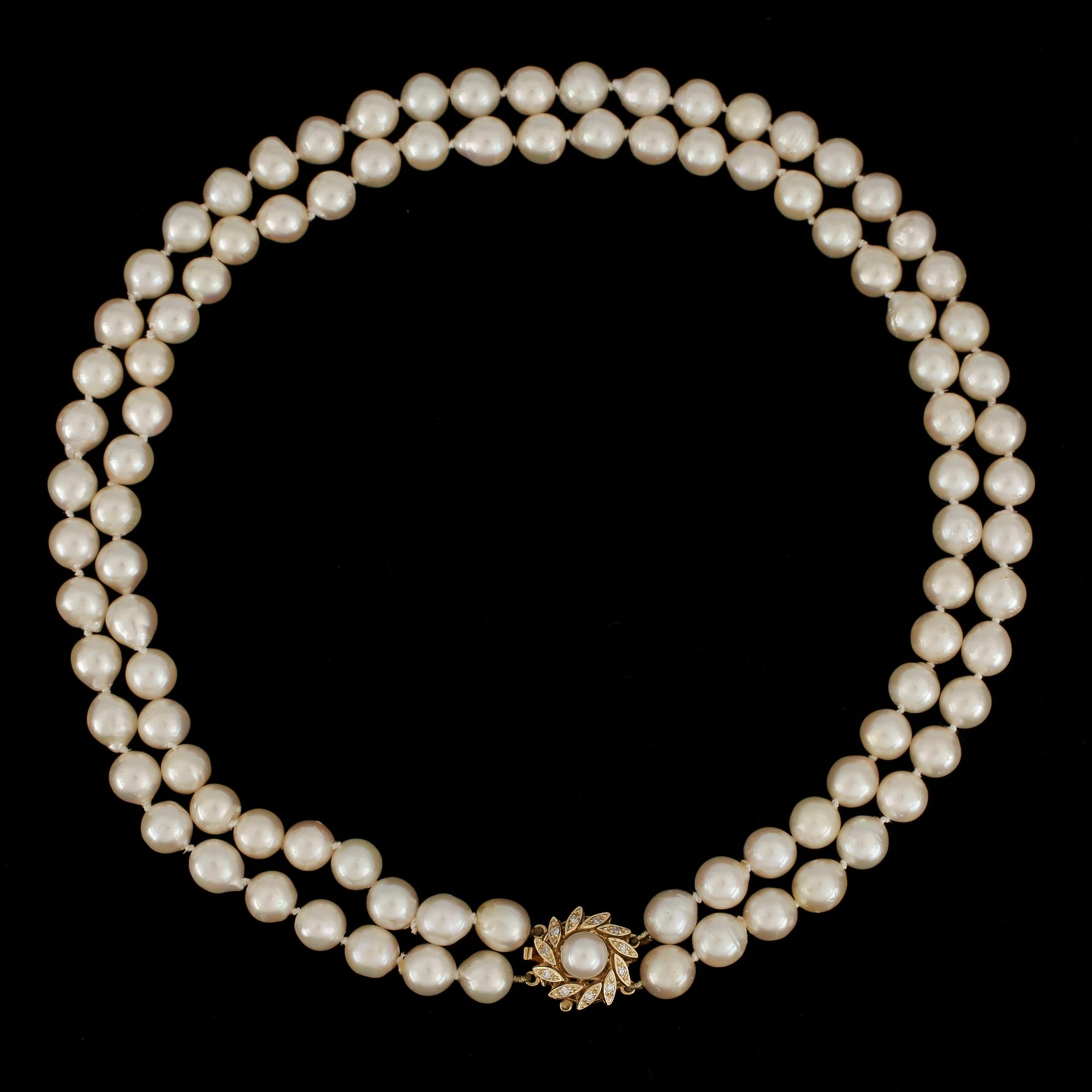 COLLIER, odlade saltvattenspärlor med lås i silver.