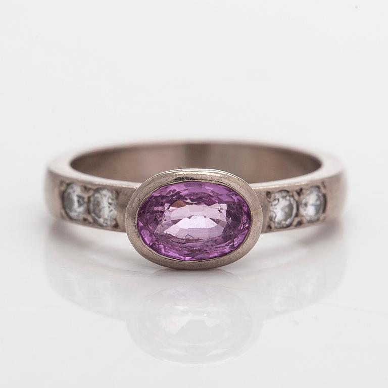 Sormus, 18K palladiumvalkokultaa, ovaalihiottu safiiri ja timantteja.