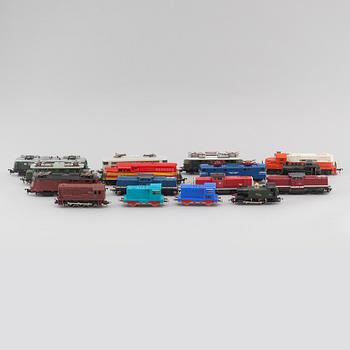 A collection of 34 model trains, Fleischmann among others, second half of the 20th century.