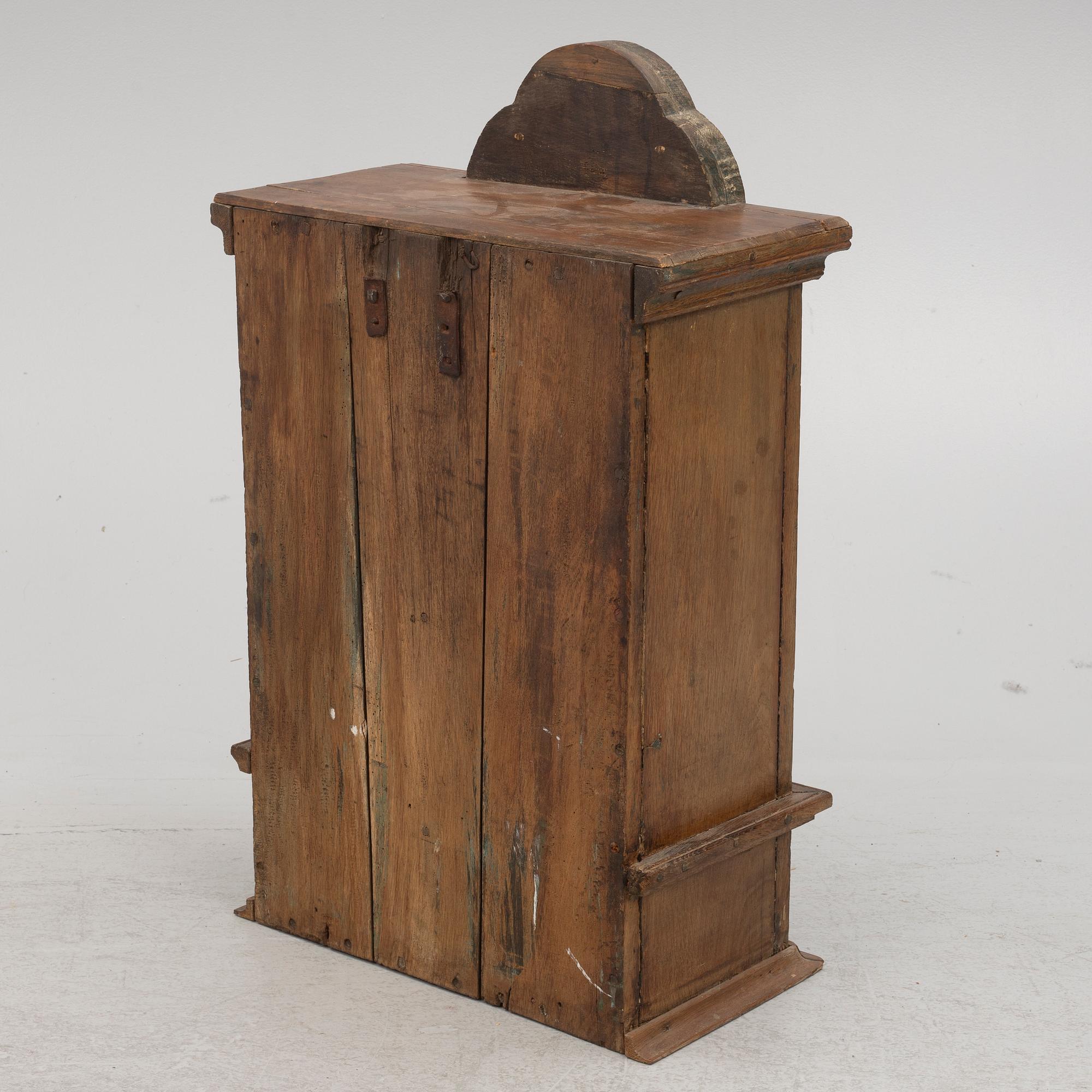 A wall cabinet, 18th/19th century.