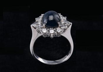 A RING, brilliant cut diamonds c. 1.60 ct. TW/vs. sapphire c. 5 ct. 18K white gold, weight 8 g.