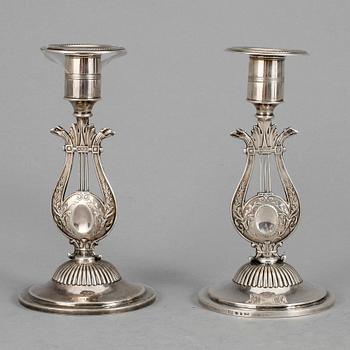 LJUSSTAKAR, ett par, silver, empire, Johan Petter Grönvall, Stockholm 1826. Tot ca 308 gram.