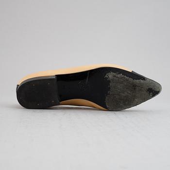 Chanel, a pair of leather shoes, size 36.