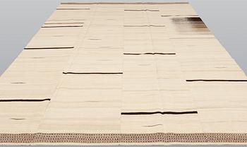 Matta, orientalisk slätväv, ca 314 x 221 cm.