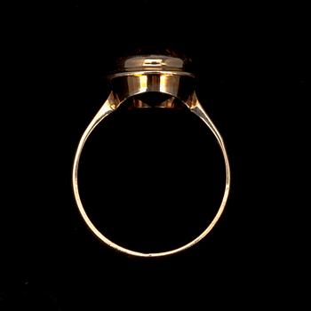 RING, guld 14K med rökkvarts, Alppikulta, Helsinki 1960. Vikt 2,8 g.