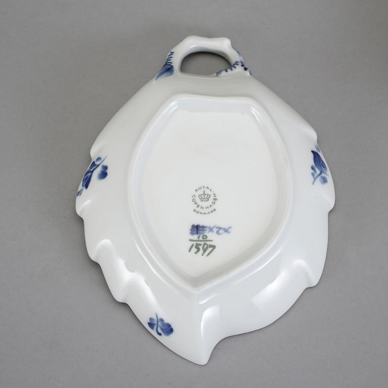 MATSERVIS, 61 delar, porslin, "Blå Blomst", Royal Copenhagen, Danmark.