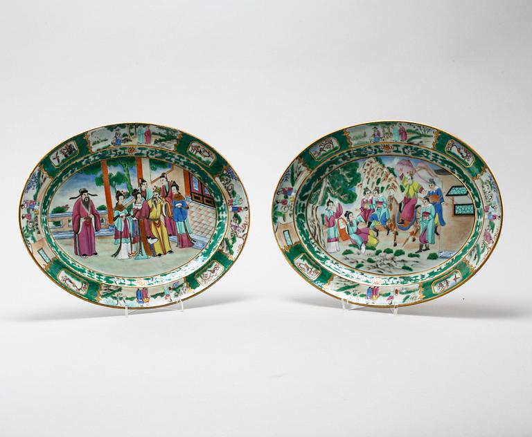 A pair of chinese porcelian plates from the late 19th century.