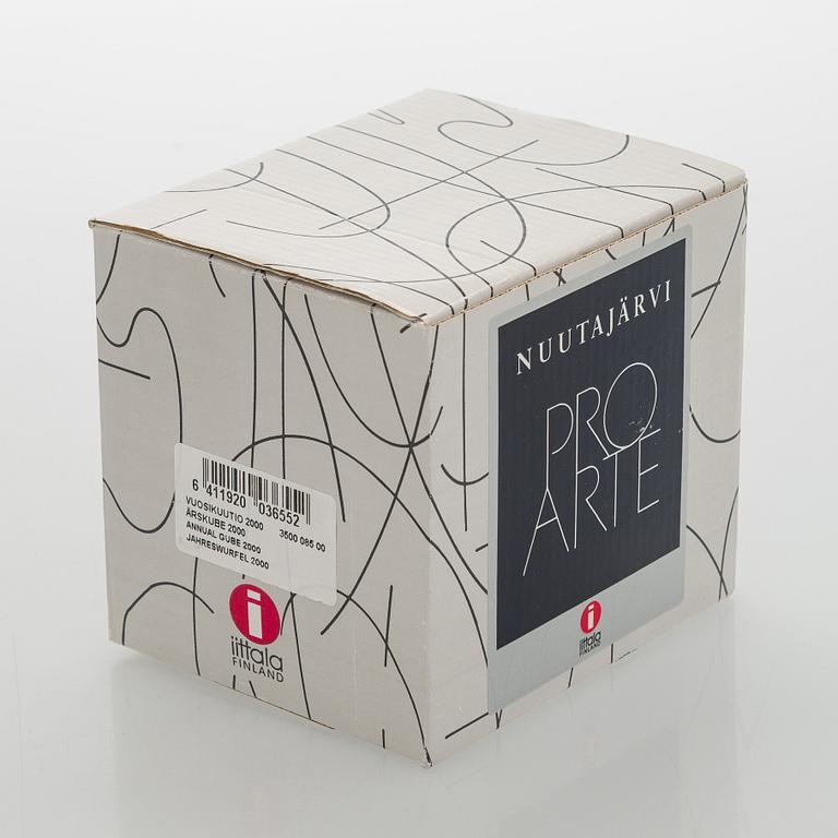 Oiva Toikka, vuosikuutio 2000, signeerattu Oiva Toikka Nuutajärvi 2000, 922/2000.